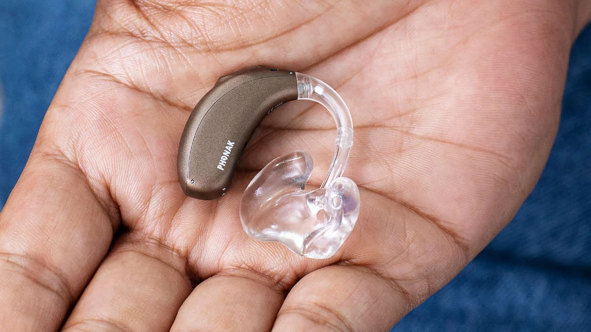 phonak-naida-lumity-l-pr-in-hand